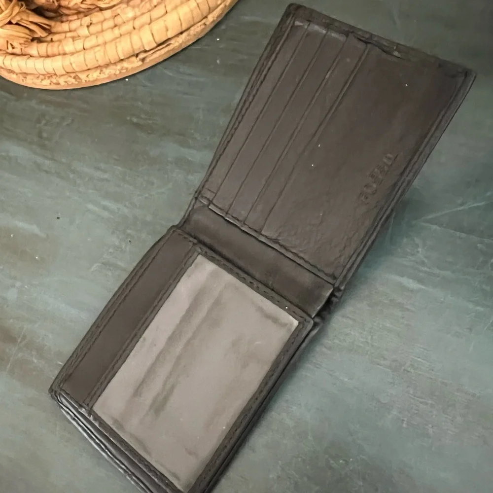 Fossil men’s trifold leather black wallet